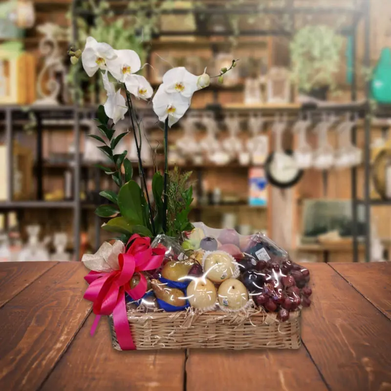 Arreglo floral de orquídea con frutas Personnel