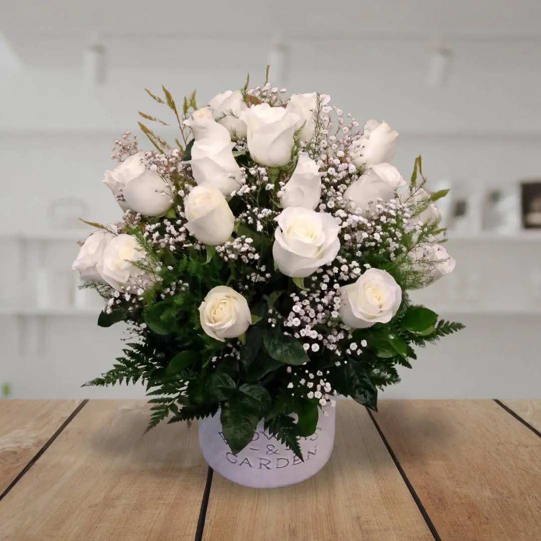 Arreglo Floral de Rosas Blancas Personnel