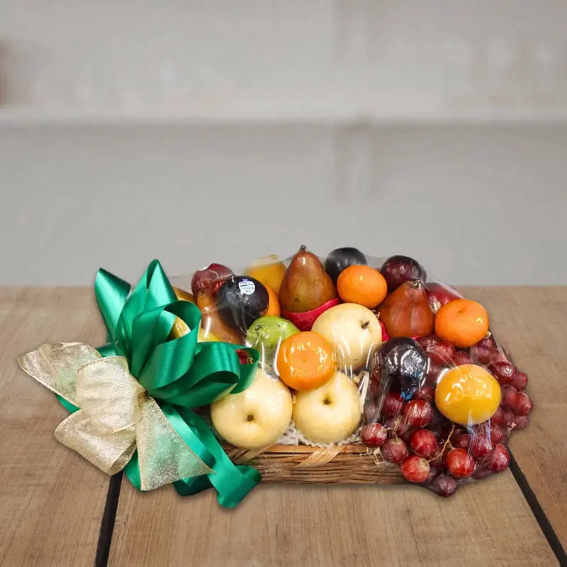 Arreglo de frutas en canasta de mimbre